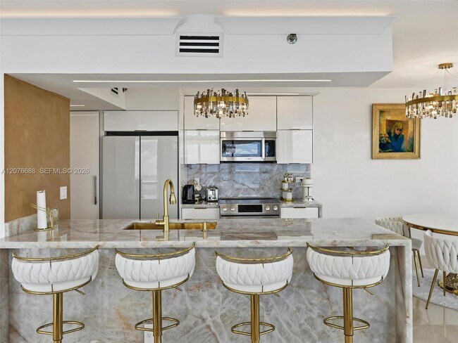Building Photo - 16425 Collins Ave