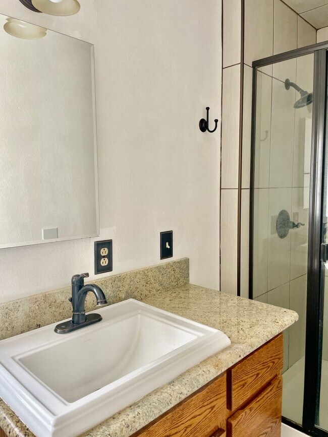 Building Photo - Charming 1 Bedroom