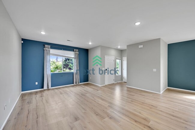 Building Photo - 4 BED & 2.5 BATH FOR RENT