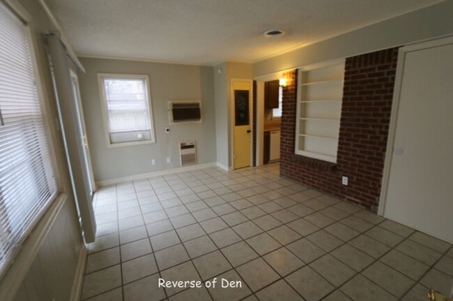 Building Photo - GREAT NEIGHBORHOOD - LOTS OF ROOM