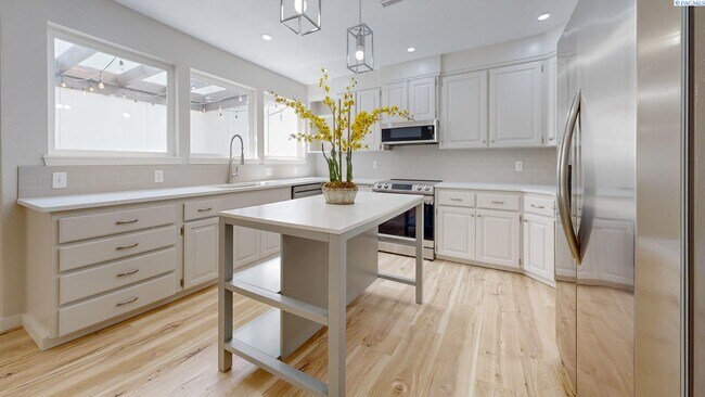 Building Photo - 2 bed, 2 bath townhome in Meadow Springs