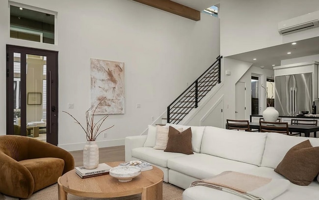 Building Photo - 421 14th Ave W