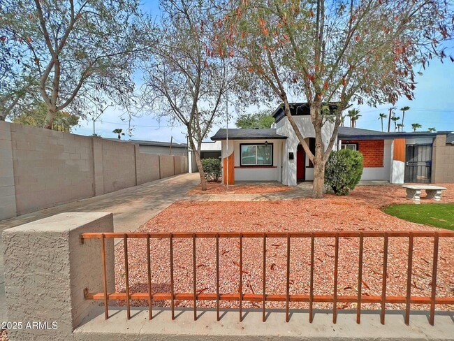 Building Photo - 2720 N 17th Pl