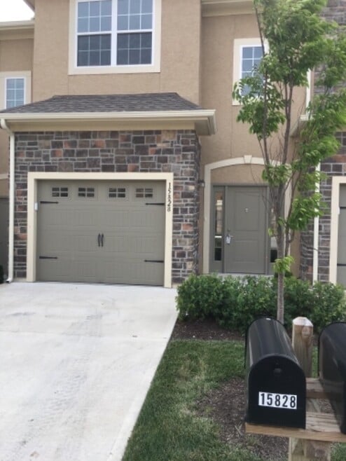 Building Photo - 15828 Valley View Dr