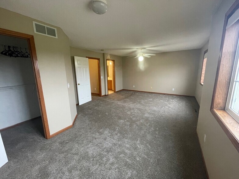 Building Photo - 17389 Glacier Way