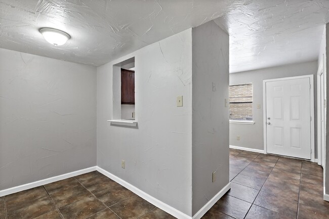 Building Photo - 2 bed, 1 bath townhome at the center of Co...