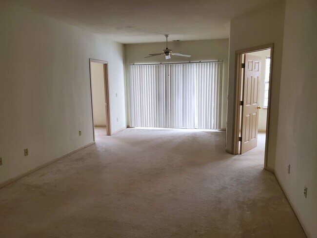 Building Photo - 350 W Swan Cercle