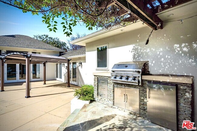 Building Photo - 2400 S Beverly Dr