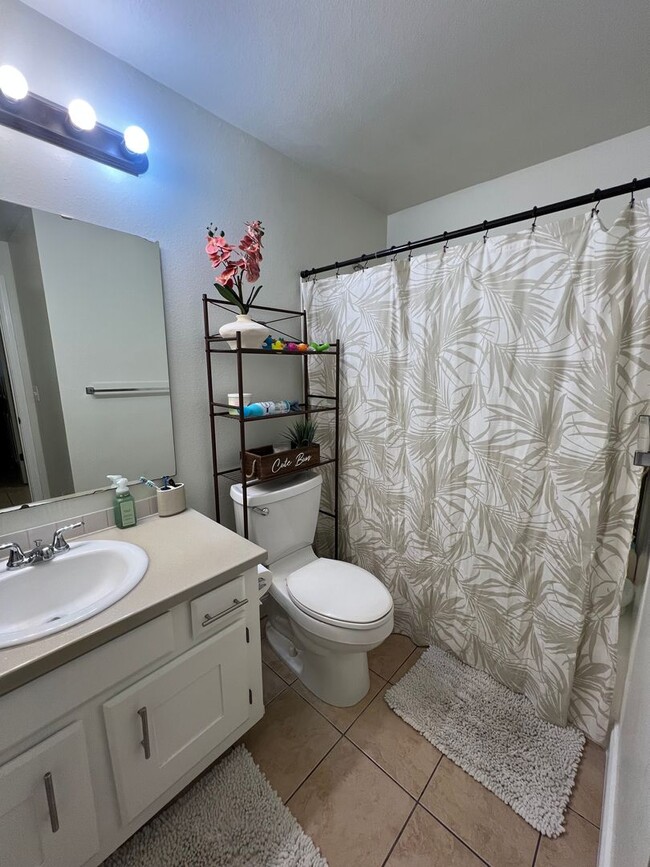 Building Photo - Welcome to Renton Ridge, 3 bed 2 bath with...