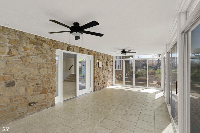 Building Photo - 3037 Golfview Dr