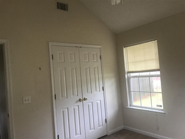 Building Photo - 271 Bobbie St