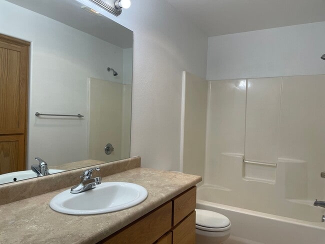 Building Photo - Nice 3 Bedroom 2 Bathroom Downstairs Apart...