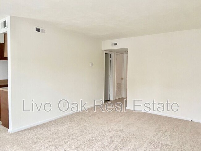 Building Photo - 1309 Cypress Ave