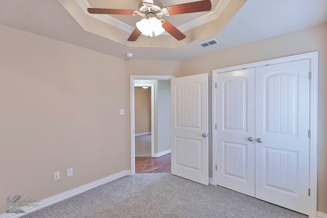 Building Photo - 4 bed 2 bath; newer carpet!