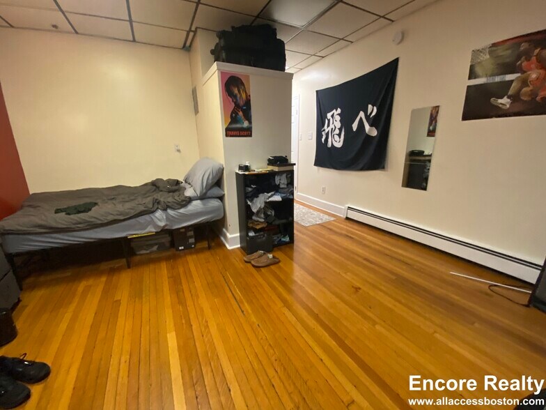 Building Photo - 879 Beacon St