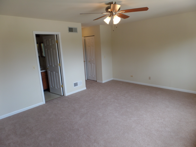 Building Photo - 315 Creekside Dr