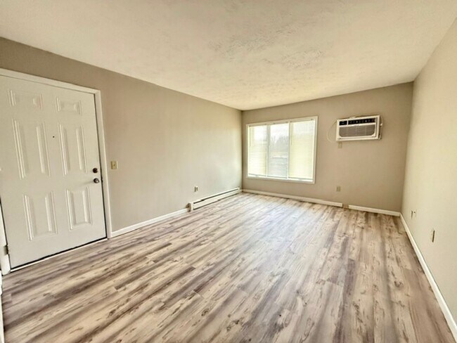 Building Photo - NORWALK - 2 Bedroom, Move-In Ready!