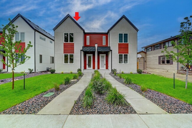 Primary Photo - $3,900 - 4 Bed, 3.5 Bath Updated Townhome ...