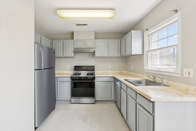 Building Photo - Spacious 3BR Townhome Near Metro & Nationa...