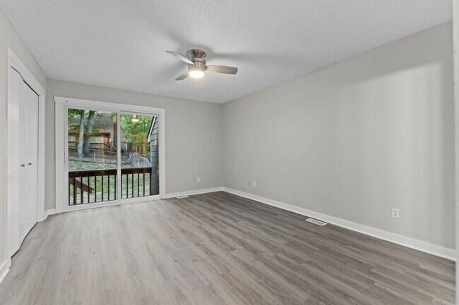 Building Photo - Newly Updated 2 Bedroom, 2 Bath Duplex nea...