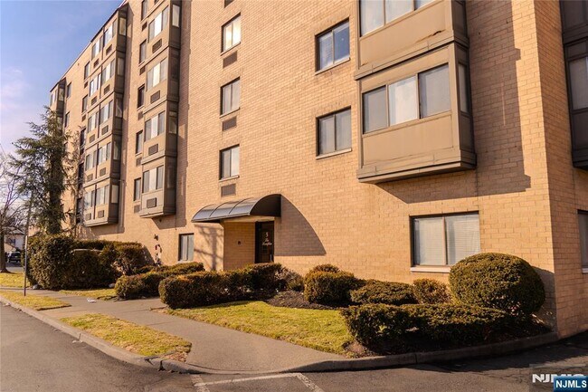 Building Photo - 5 Linden 2H