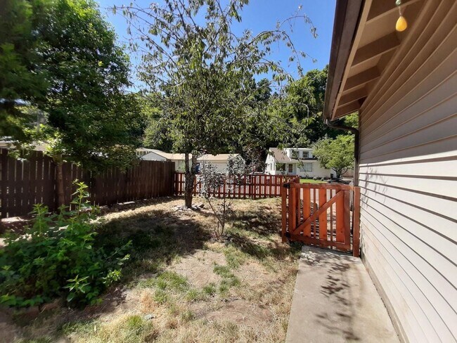 Building Photo - Spacious 5 bedroom/1.5 bath home in Spring...