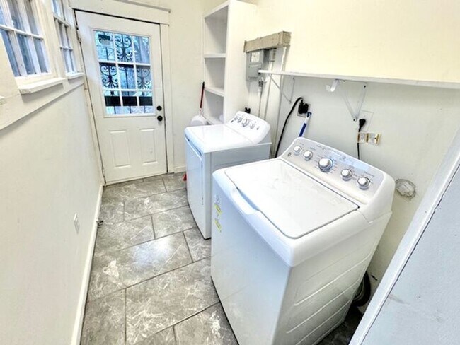 Building Photo - Historic Large Beautiful midtown home near Rhodes College available for Rent!