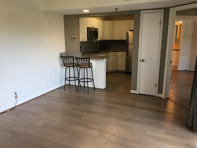 Building Photo - Incredible Location! Convenient 1BE/1BA living in the heart of Music Row!!