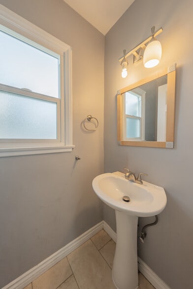 Building Photo - 14947 Chatsworth St