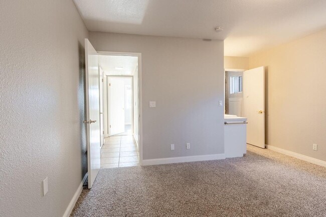 Building Photo - FOUR BEDROOM HOME ON A HUGE LOT SEE VIDEO