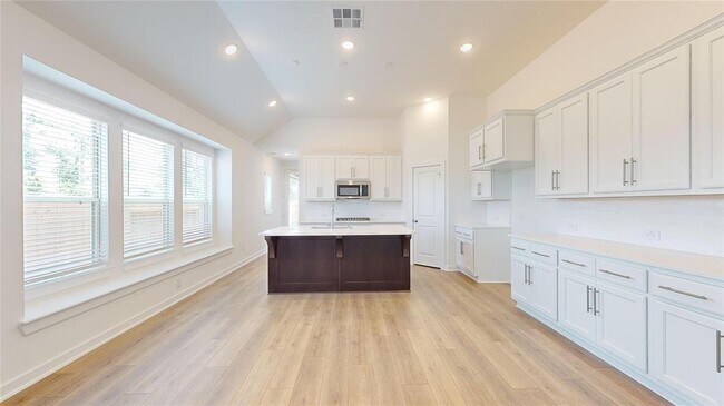 Building Photo - 570 Sand Branch Dr