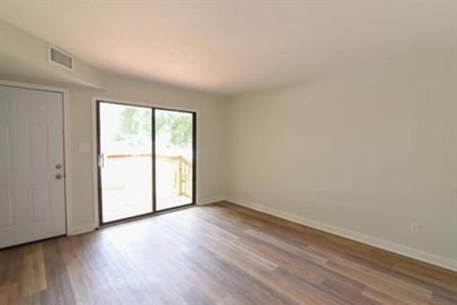Building Photo - 2156 Claremont Ln