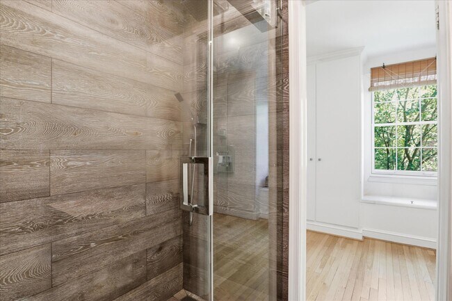 Building Photo - 3221 Coquelin Terrace