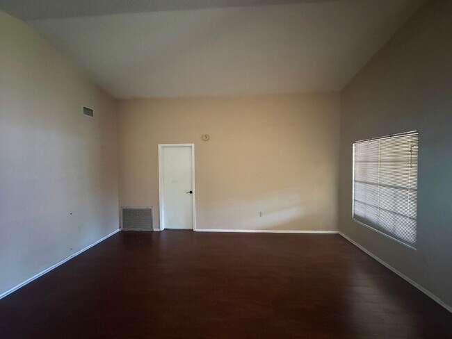 Building Photo - Spacious Lakeland 3-Bedroom Home with 2-Car Garage & Large Driveway