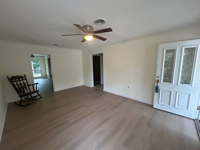 Building Photo - Cute McGregor 3 Bed