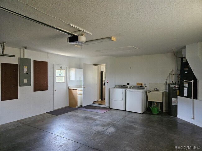 Building Photo - 2137 N Brentwood Cir