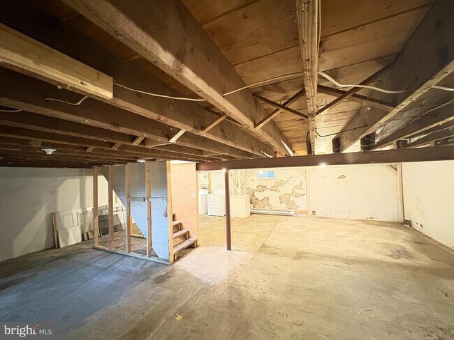 Building Photo - 1630 E 9th St