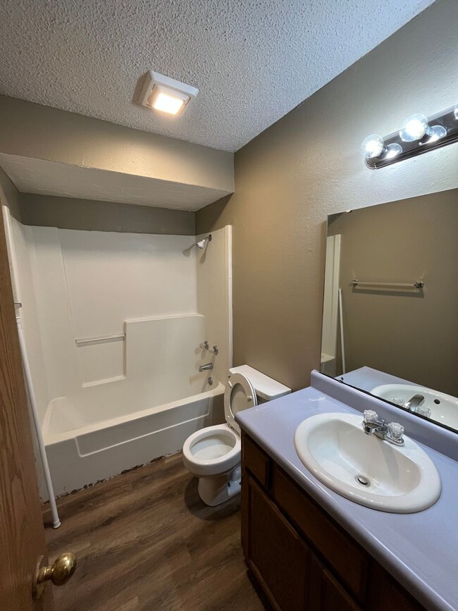 Building Photo - Updated 2 bed 1 bath with garage!