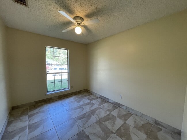 Building Photo - Home For Rent