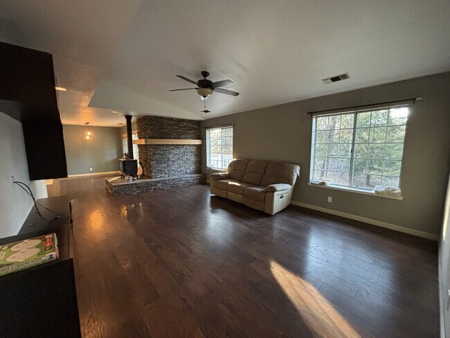 Building Photo - 3 bedroom home on community pond - great fishing!