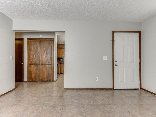 Building Photo - 822 Russell Cir