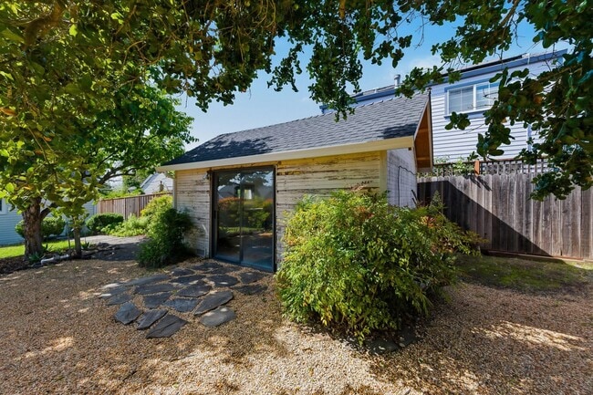 Building Photo - Charming 2 bed, 1.5 bath Alta Heights Home