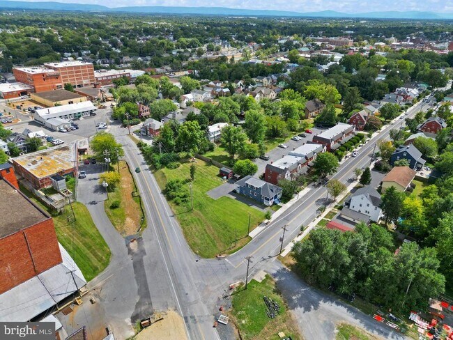 Building Photo - 580 N Braddock St