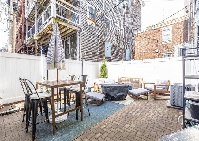 Building Photo - 171 H St