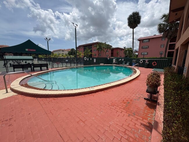 Building Photo - 680 Tennis Club Dr