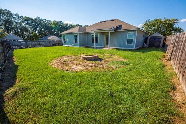 Building Photo - Charming Brick Home with Open Floor Plan & Great Outdoor Space in North Valdosta