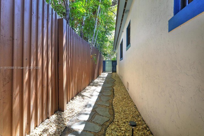 Building Photo - 2527 Inagua Ave