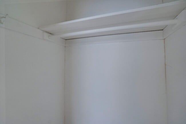 Building Photo - Beautifully Updated and Spacious 1B/1B in Belmont Shore!