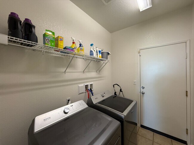 Building Photo - West Palmdale 3 Bedroom Home