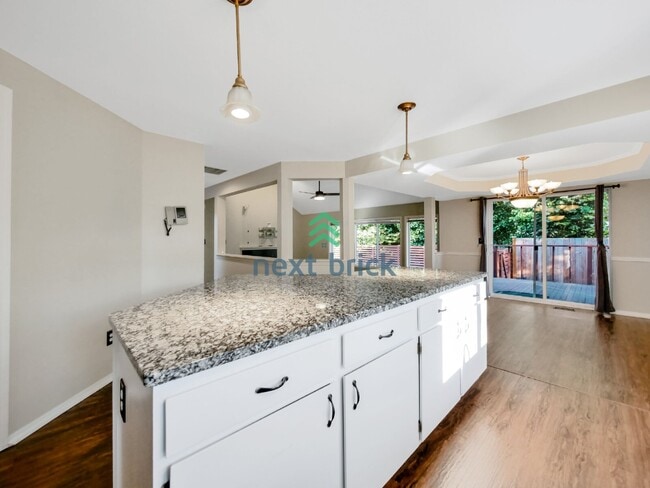 Building Photo - Spacious 3 Bedroom 2.5 Bath Highland Park Home.